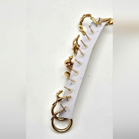 🟢3/$19🟢 Lot of 6 Pairs New Old Stock Gold Tone Hoop Earrings - Picture 3 of 3